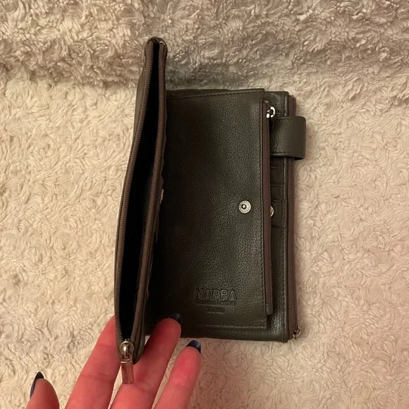 Nappa Charlotte Medium Leather Wallet in Pewter Designed in Canada Like New - Picture 3 of 8